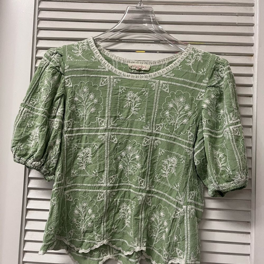 SOLITAIRE ✨Sage Green Embroidered Puff-Sleeve Tee - Women's✨M